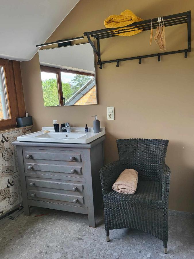 A La Salle De Jeux Et Son Jardin Autour De La Cabane Verte Dinant Eksteriør bilde