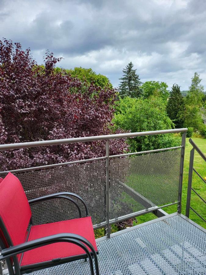 A La Salle De Jeux Et Son Jardin Autour De La Cabane Verte Dinant Eksteriør bilde