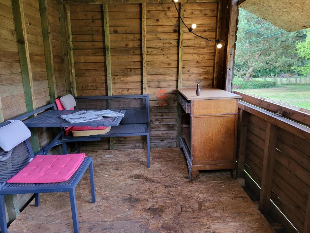 A La Salle De Jeux Et Son Jardin Autour De La Cabane Verte Dinant Eksteriør bilde